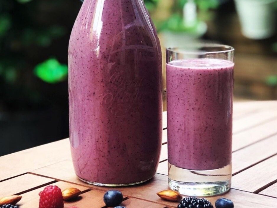 almond and mixed berries smoothie